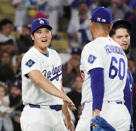 　ナショナルズに勝利し、チームメートを迎える大谷（共同）