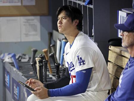 ８回、ベンチでタブレットを手にする大谷（共同）