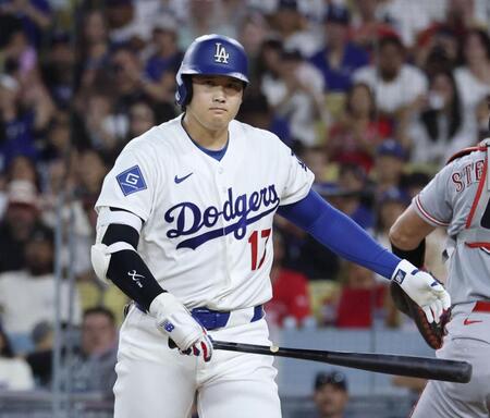 ５回、空振り三振に倒れた大谷（共同）