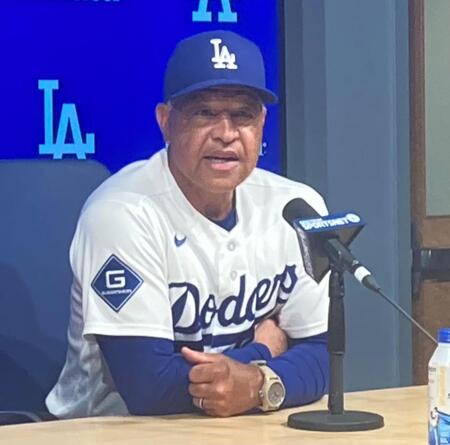 試合後に取材に応じるロバーツ監督（撮影・小林信行）