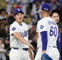 　ナショナルズに勝利し、チームメートを迎える大谷（共同）