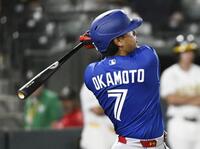 ７回、２９号ソロを放つ岡本（共同）