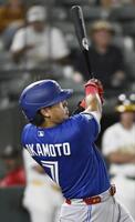 ７回、２９号ソロを放つ・岡本（共同）