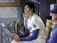 ８回、ベンチでタブレットを手にする大谷（共同）