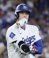 ５回、空振り三振に倒れた大谷（共同）