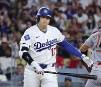 ５回、空振り三振に倒れた大谷（共同）