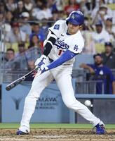 ５回、空振り三振に倒れた大谷（共同）