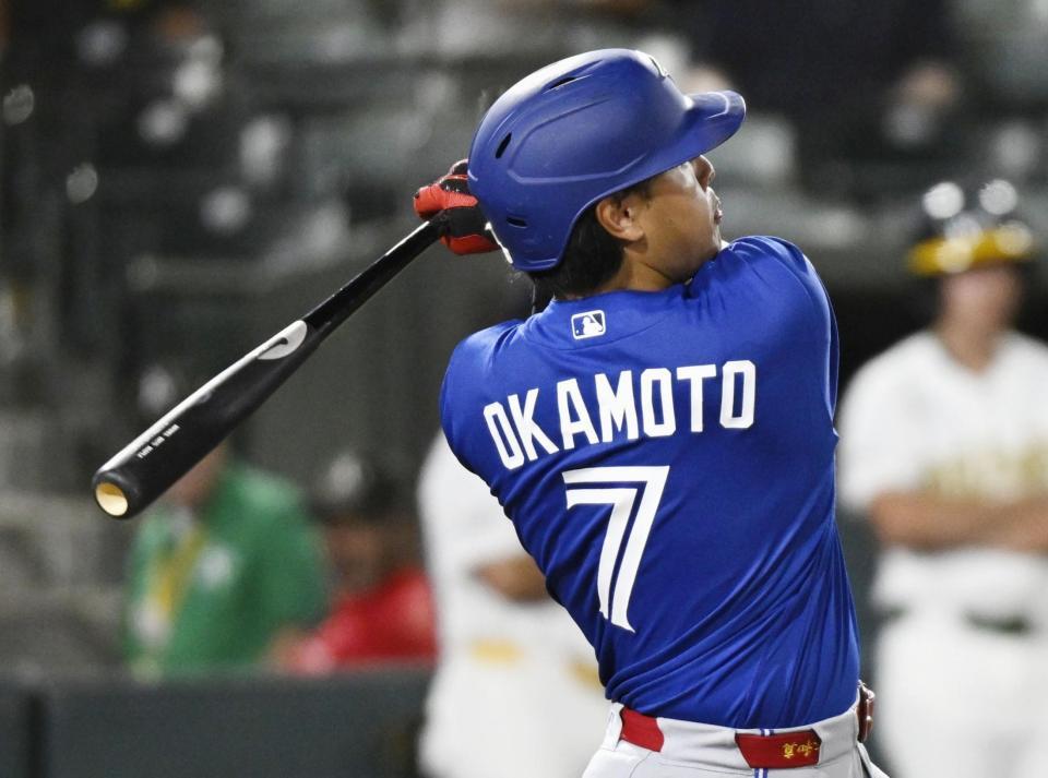 ７回、２９号ソロを放つ岡本（共同）