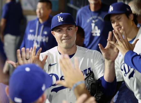 　レッズ戦の８回途中で降板し、ベンチで迎えられるドジャースのスクバル。右は大谷＝ロサンゼルス（共同）