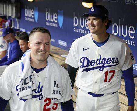 　レッズ戦の８回、スクバル（左）と笑顔で言葉を交わすドジャース・大谷＝ロサンゼルス（共同）
