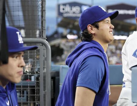 　レッズ戦の１回、試合を見るドジャース・大谷。左は佐々木朗＝ロサンゼルス（共同）