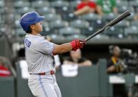 　アスレチックス戦の２回、30号ソロを放ち、打球の行方を見つめるブルージェイズ・岡本＝サクラメント（共同）