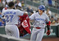 　アスレチックス戦の２回、30号ソロを放ちゲレロ（左）に迎えられるブルージェイズ・岡本＝サクラメント（共同）