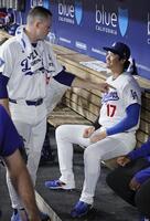 　レッズ戦の８回、降板しベンチに戻ったスクバルと談笑するドジャース・大谷＝ロサンゼルス（共同）