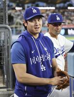 　レッズ戦の１回、ベンチのドジャース・大谷＝ロサンゼルス（共同）