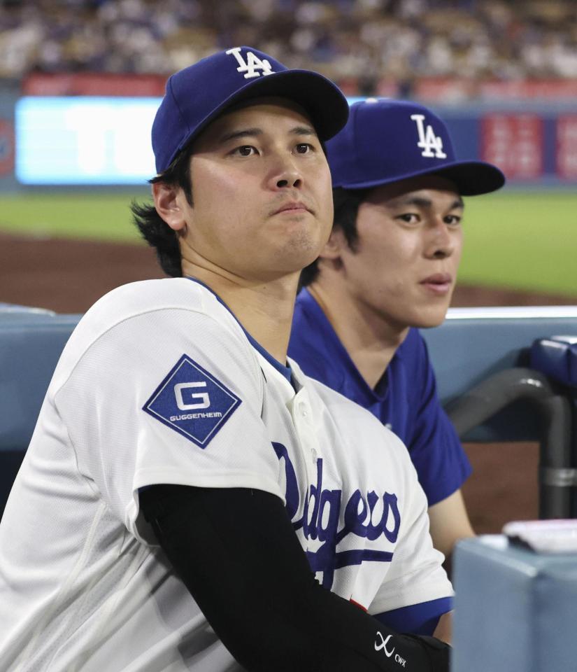 　レッズ戦の９回、ベンチから試合を見るドジャース・大谷。右は佐々木朗＝ロサンゼルス（共同）