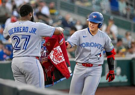 　２回、３０号ソロを放ちゲレロ（左）に迎えられる岡本（共同）
