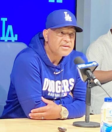 試合前会見で大谷らの状態について語るロバーツ監督（撮影・小林信行）