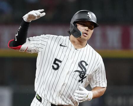 ８回、31号ソロを放ち塁を回る村上（共同）