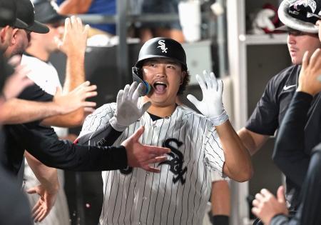 　パイレーツ戦の８回、３１号ソロを放ちタッチを交わすホワイトソックス・村上＝シカゴ（共同）