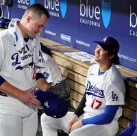 　８回、スクバル（左）と笑顔で言葉を交わすドジャース・大谷（共同）