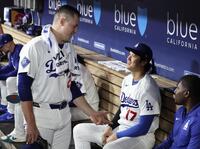 　レッズ戦の８回、スクバル（左）と笑顔で言葉を交わすドジャース・大谷＝ロサンゼルス（共同）