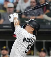 ８回、31号ソロを放つ村上（共同）
