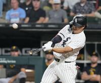 ８回、31号ソロを放つ村上（共同）