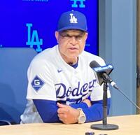 試合後、大谷の負傷者リスト入りを明言したロバーツ監督（撮影・小林信行）