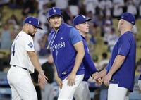 レッズに勝利し、チームメートとタッチを交わす大谷（左から２人目）＝共同