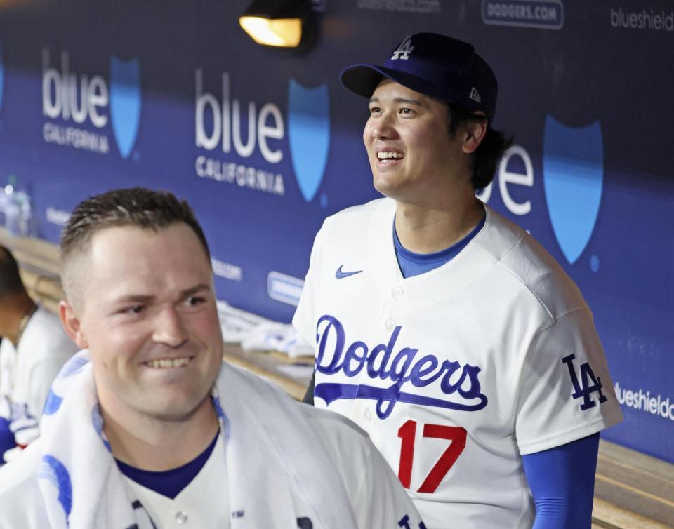 　レッズ戦の８回、スクバル（左）と笑顔で言葉を交わしたドジャース・大谷＝ロサンゼルス（共同）