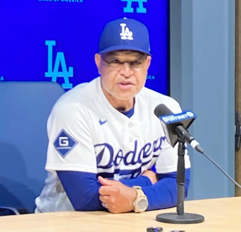 試合後、大谷の負傷者リスト入りを明言したロバーツ監督（撮影・小林信行）