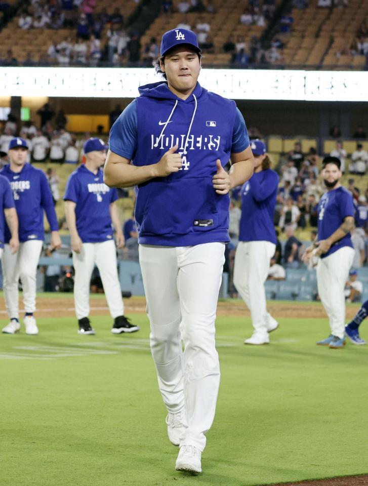 レッズに勝利し、引き揚げる大谷（共同）