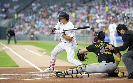 １回、見逃し三振に倒れる村上（共同）