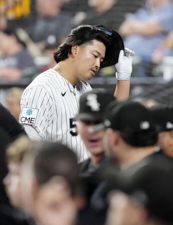９回、二ゴロに倒れベンチに戻る村上（共同）