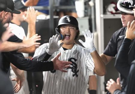 　９日のパイレーツ戦で３１号ソロを放ち、ベンチでタッチを交わすホワイトソックスの村上宗隆＝シカゴ（共同）