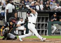 ７回、右飛に倒れる村上（共同）