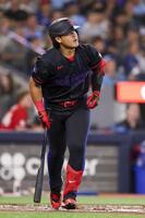 　オリオールズ戦の４回、31号ソロを放つブルージェイズ・岡本＝トロント（ＭＬＢ提供・ゲッティ＝共同）