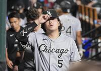 　カージナルスに敗れ引き揚げるホワイトソックス・村上＝セントルイス（共同）