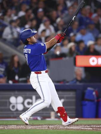 ７回、３３号３ランを放つ岡本（ゲッティ＝共同）