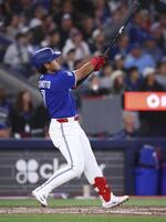 ７回、３３号３ランを放つ岡本（ゲッティ＝共同）