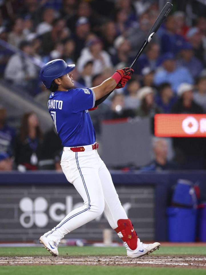 ７回、３３号３ランを放つ岡本（ゲッティ＝共同）