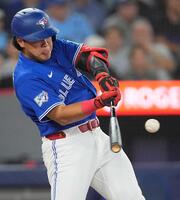 大谷翔平と藤浪晋太郎、試合前に笑顔で握手＆グータッチ 試合前に5