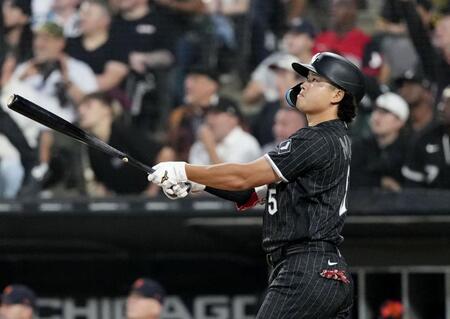 　タイガース戦の１回、先制の32号３ランを放ち、打球の行方を見るホワイトソックス・村上＝シカゴ（共同）