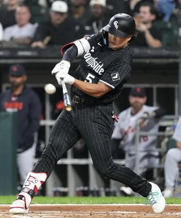 　タイガース戦の１回、先制の32号３ランを放つホワイトソックス・村上＝シカゴ（共同）