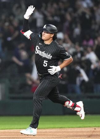 　タイガース戦の１回、先制の32号３ランを放ち、塁を回るホワイトソックス・村上＝シカゴ（共同）