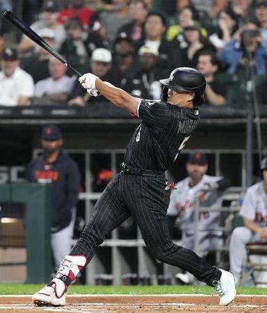 　タイガース戦の１回、先制の32号３ランを放つホワイトソックス・村上＝シカゴ（共同）