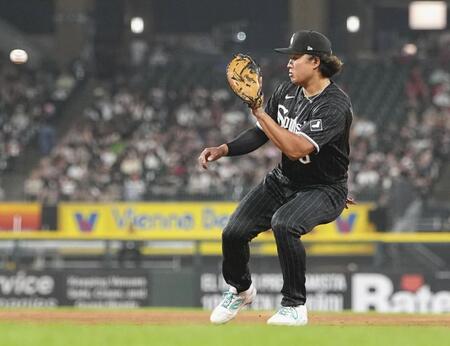 　タイガース戦の４回、ペックの打球を好捕するホワイトソックスの一塁手村上＝シカゴ（共同）