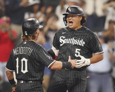 　タイガース戦の１回、32号３ランを放ち、三走マイドロス（左）に迎えられるホワイトソックス・村上＝シカゴ（ＡＰ＝共同）