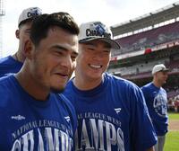 　レッズに勝利してナ・リーグ西地区５連覇を達成し、笑顔で引き揚げるドジャース・山本（右）ら＝シンシナティ（共同）